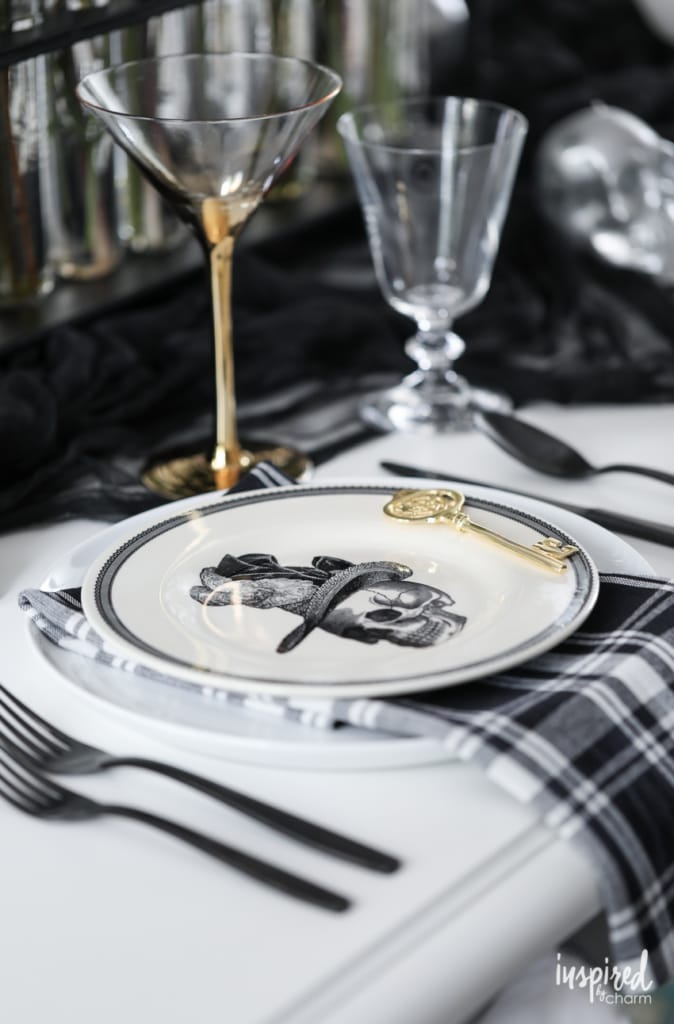 Ideas and Inspiration for Spooky Chic Halloween Table Decorations #halloween #decorations #decor #spooky #tablescape 
