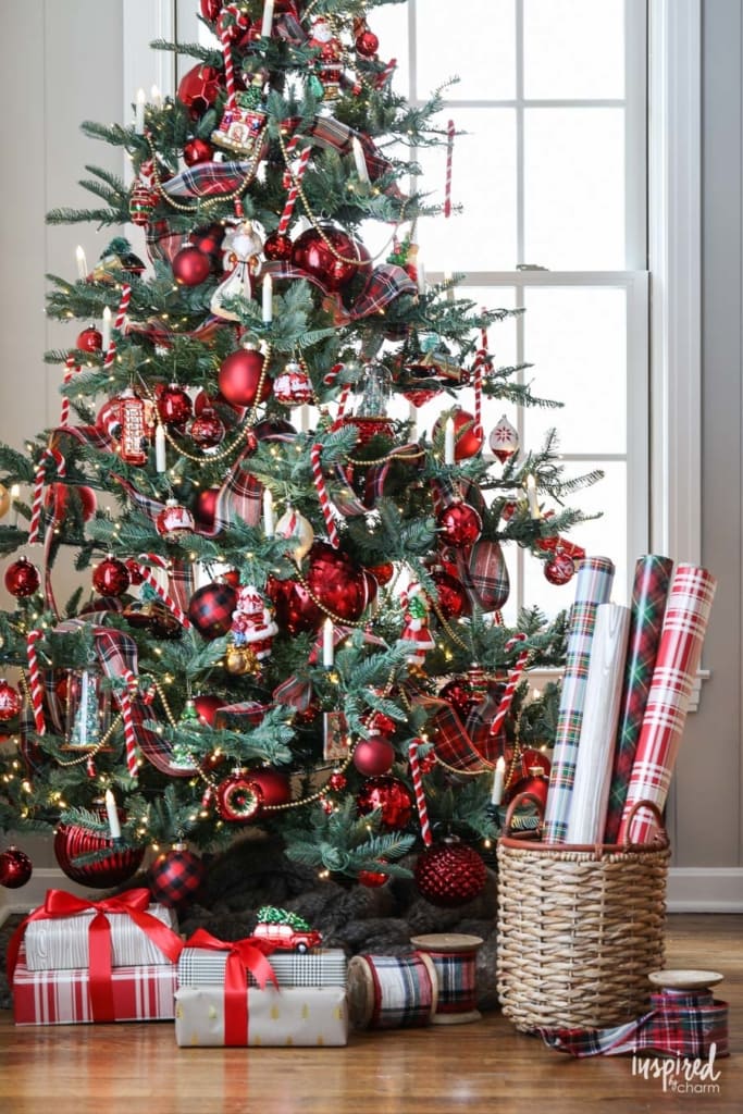 A Nostalgia-Inspired Christmas Tree - How to Decorate a Christmas Tree inspired by the past. #christmas #decor #christmastree #decorations #holiday 
