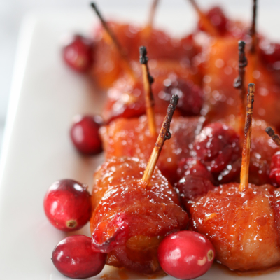 These Cranberry Bacon Wrapped Water Chestnuts make the perfect Christmas appetizer recipe. #appetizer #bacon #waterchestnuts #HorsDoeuvres #recipe