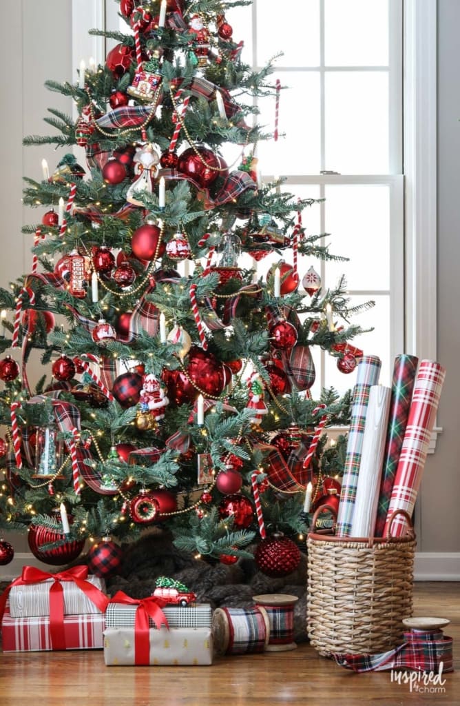 A Nostalgia-Inspired Christmas Tree - How to Decorate a Christmas Tree inspired by the past. #christmas #decor #christmastree #decorations #holiday 