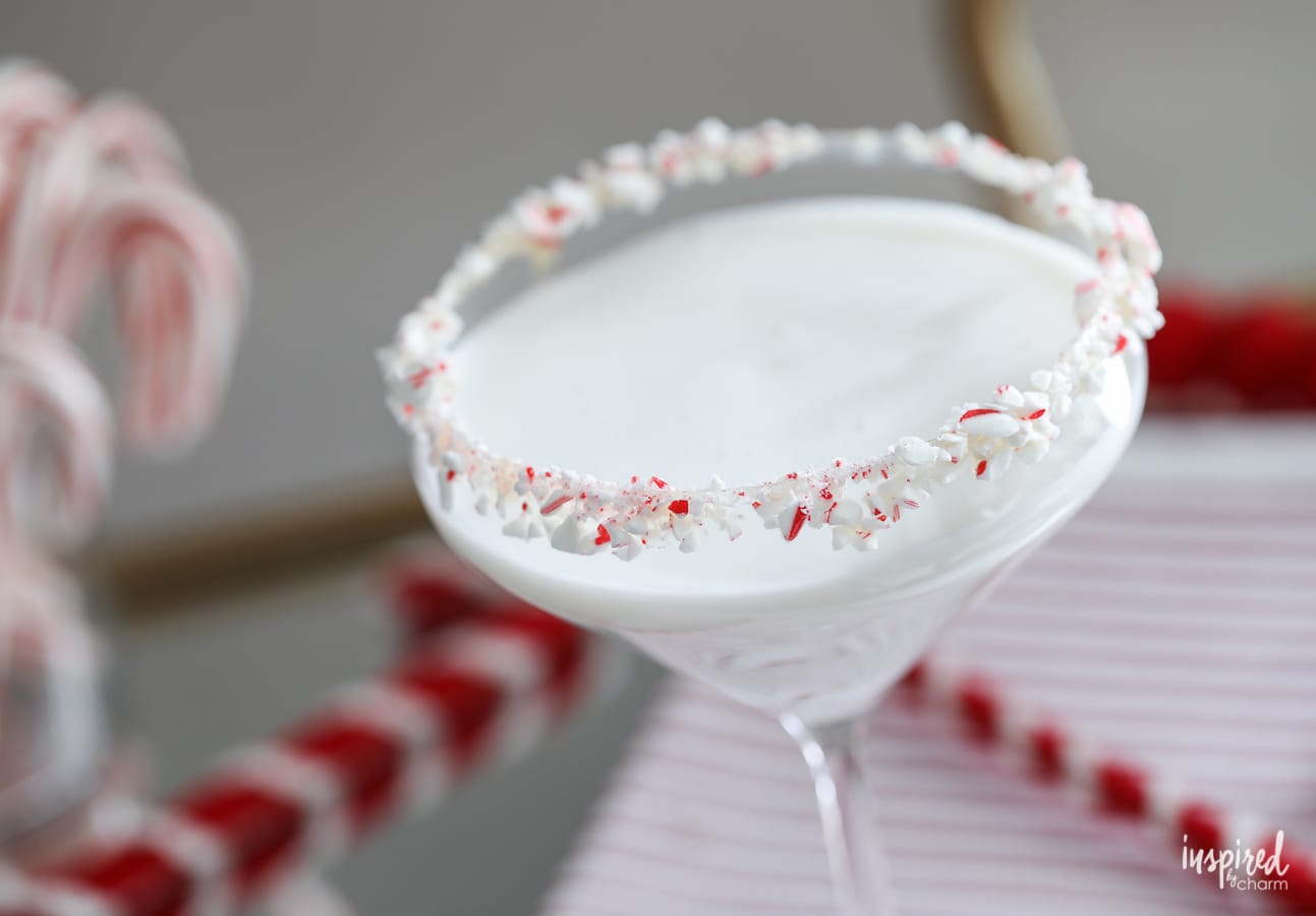 This White Chocolate Peppermint Martini makes delicious holiday cocktail. #christmas #cocktail #martini #recipe #peppermint #whitechocolate