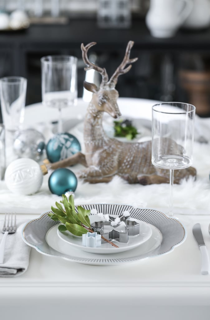 Festive Christmas Table Decor Ideas and Decorating Tips #christmas #holiday #tablescape #tablesetting #decorating