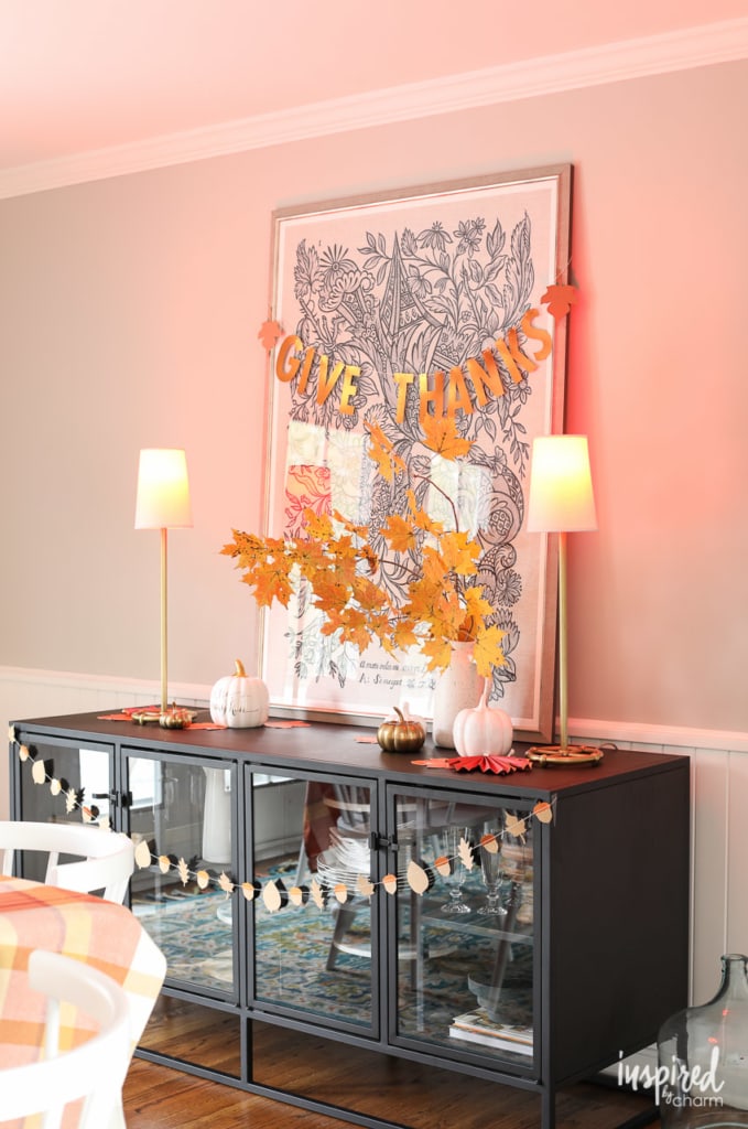 4 Easy Ways to Brighten Up Your Friendsgiving #decor #friendsgiving #thanksgiving #decorating #tablescape #table