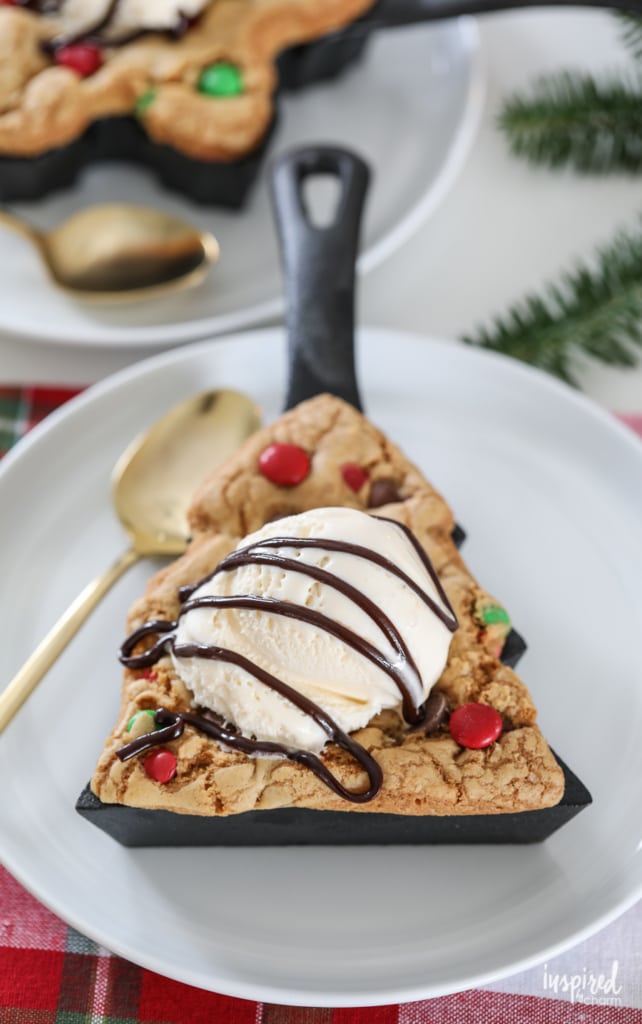 These Mini Skillet Cookie Cakes are a delicious holiday dessert. #christmas #cookie #skillet #cookiecake #sundae 
