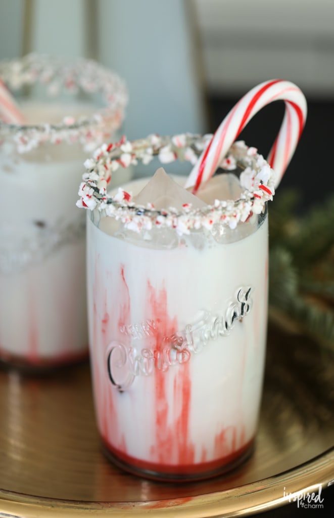 Peppermint White Russian Christmas cocktail recipe #christmas #holiday #cocktail #recipe #whiterussian #peppermint