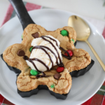 These Mini Skillet Cookie Cakes are a delicious holiday dessert. #christmas #cookie #skillet #cookiecake #sundae