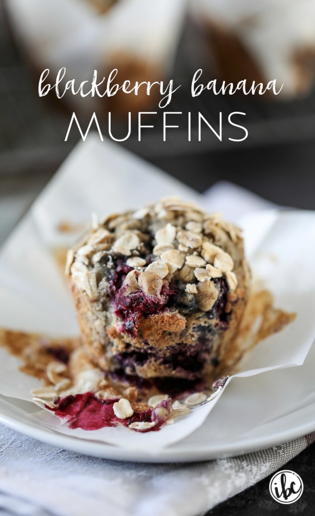 Blackberry Banana Muffins with Oat Topping #breakfast #muffin #banana #blackberries #recipe