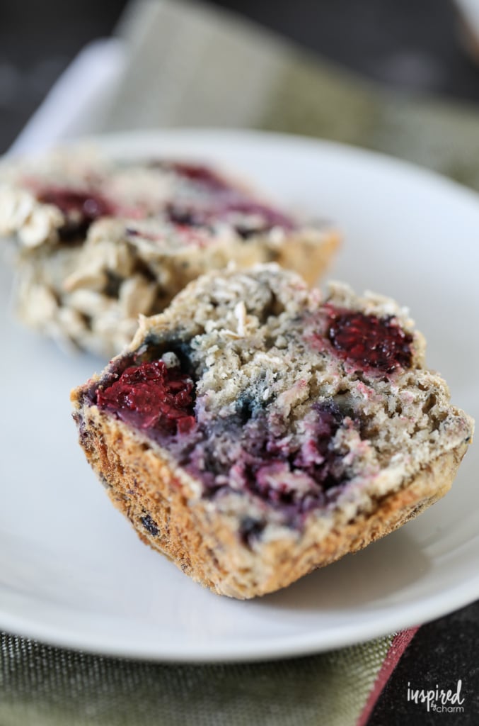 Blackberry Banana Muffins with Oat Topping #breakfast #muffin #banana #blackberries #recipe