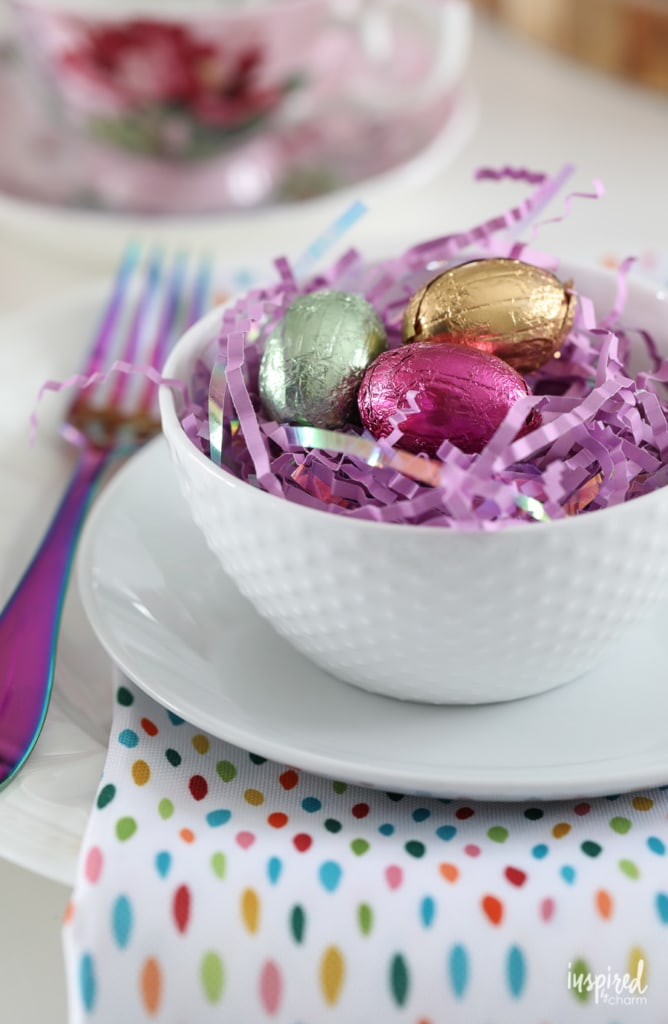 Creative and Colorful Easter Decorations for Your Dining Room #easter #decor #decorations #spring #entertaining #diningroom #tablescape