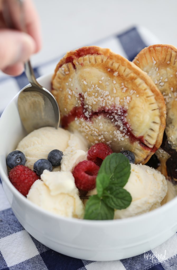 Delicious Air Fryer Berry Hand Pies dessert recipe idea! #handpies #pie #dessert #recipe #airfryer #berries 