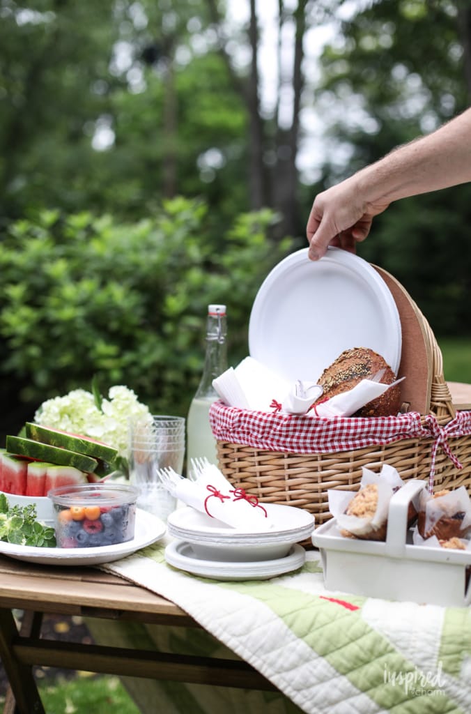 Ideas for Packing the Perfect Picnic | #picnic #food #ideas #recipes #styling