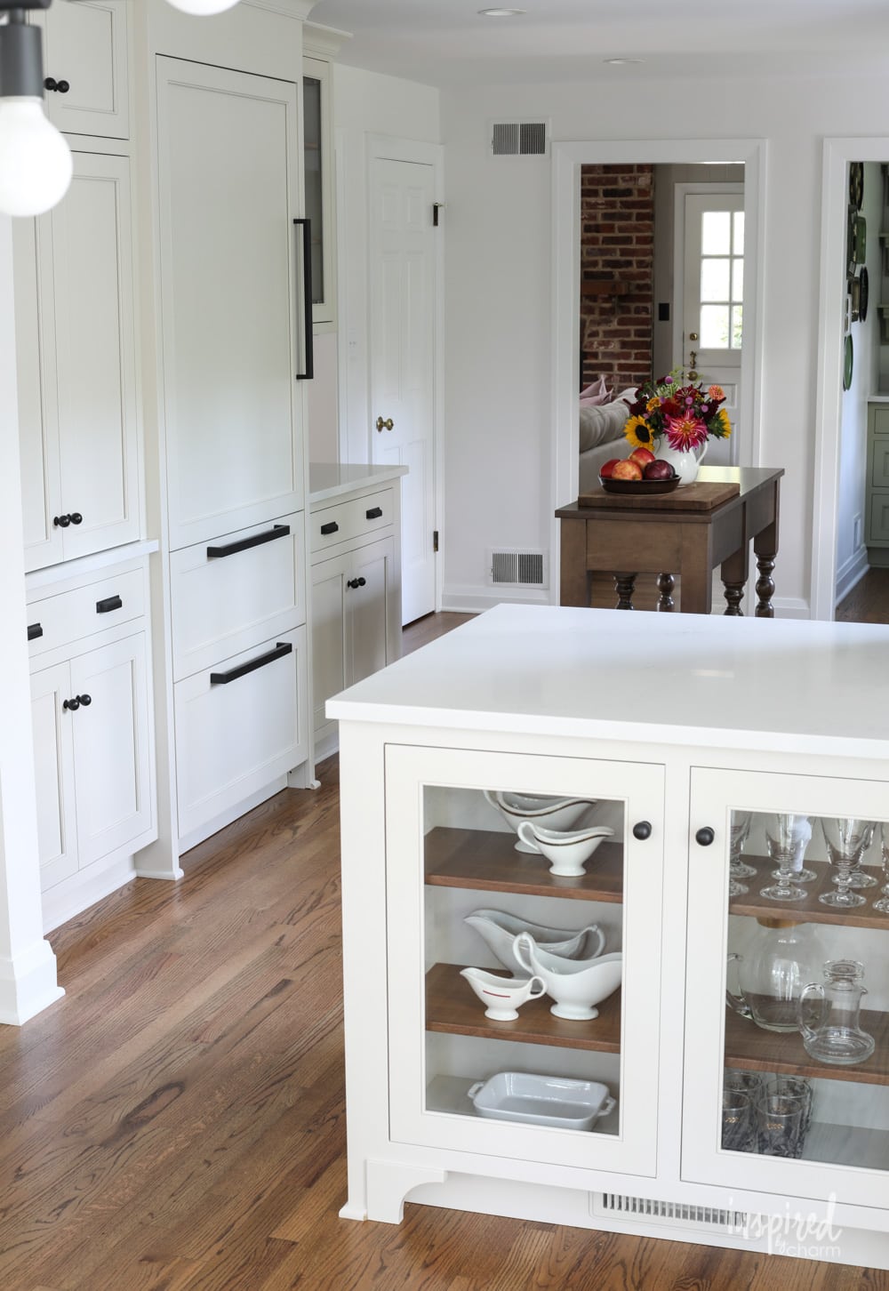 painted kitchen cabinets using SW Egret White