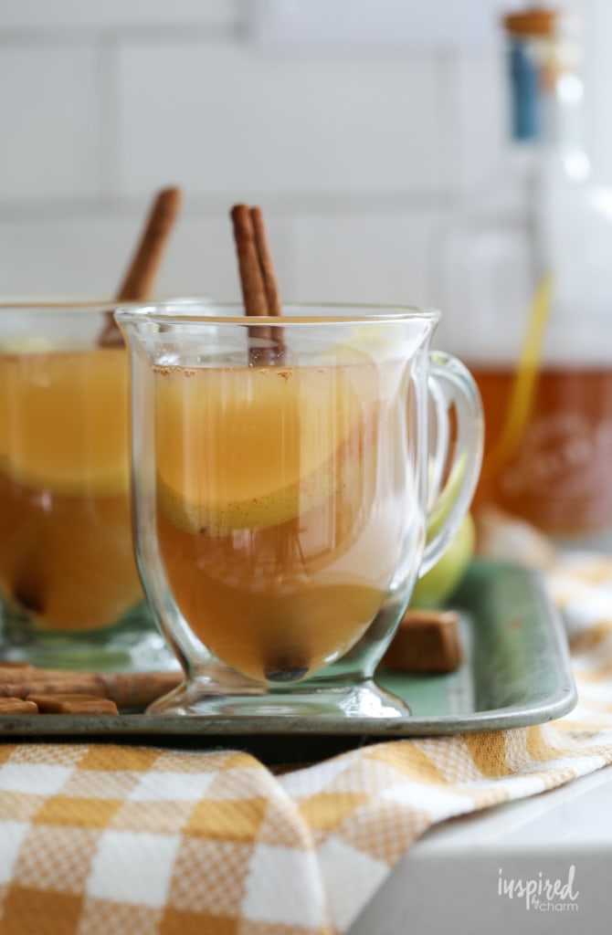 This Caramel Pear Cider makes a delicious and unique Fall Cocktail Recipe! #caramel #pear #cider #fall #cocktail #recipe #mulled