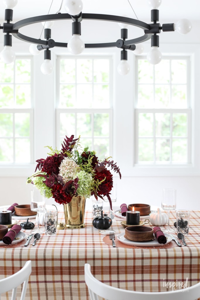 Colorful and Chic Fall Table Decorations and Fall Dining Room Decor Ideas #fall #table #decorations #diningroom #ideas #decor #tablescape