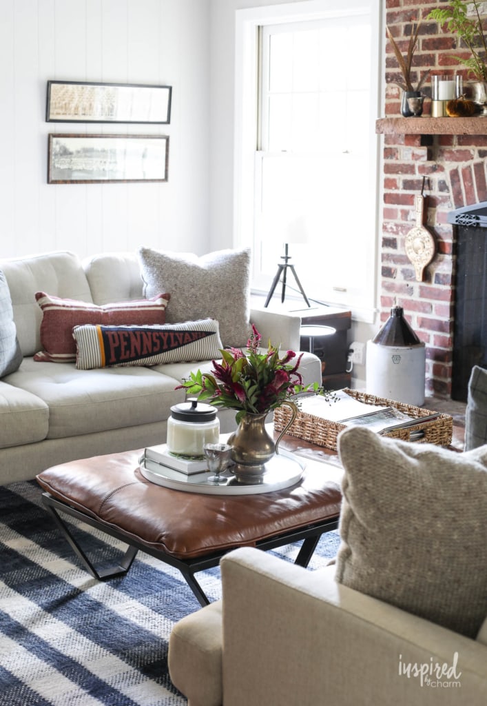 Vintage Modern Fall Living Room Decor Ideas #fall #decorating #decor #ideas #livingroom #vintage #modern