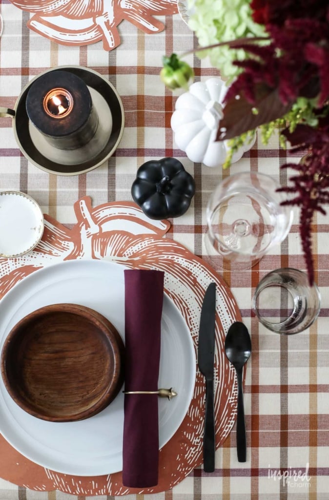 Colorful and Chic Fall Table Decorations and Fall Dining Room Decor Ideas #fall #table #decorations #diningroom #ideas #decor #tablescape