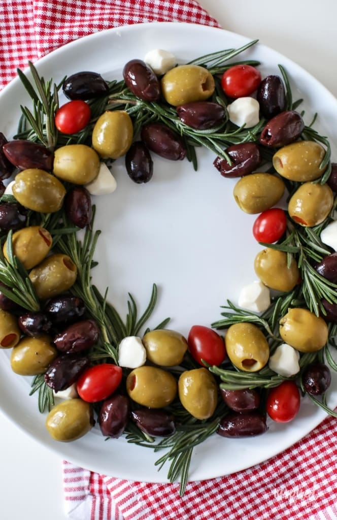 Easy Olive Wreath Holiday Appetizer recipe idea. #christmas #recipe #thanksgiving #holiday #appetizer #recipe #olive