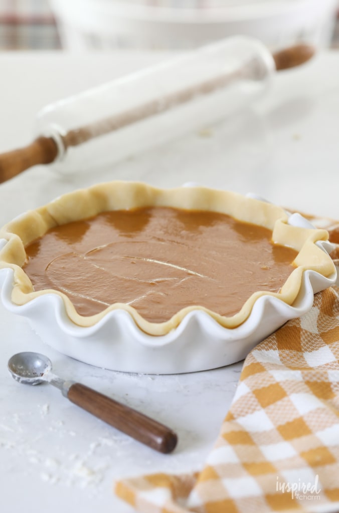 This Cinnamon Roll Butternut Squash Pie is a unique and delicious fall dessert recipe! #butternutsquash #fall #baking #dessert #pie #recipe #thanksgiving #friendsgiving