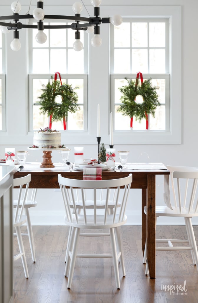 Vintage Modern Christmas Table Decor ideas to dress up your home for the holidays! #diningroom #decor #tablesetting #tablescape #table #decorating #christmas #holiday #modern #vintage