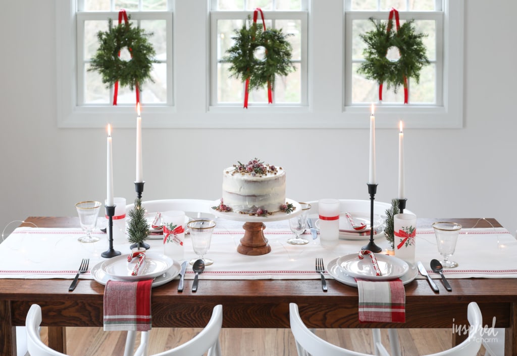 Vintage Modern Christmas Table Decor ideas to dress up your home for the holidays! #diningroom #decor #tablesetting #tablescape #table #decorating #christmas #holiday #modern #vintage