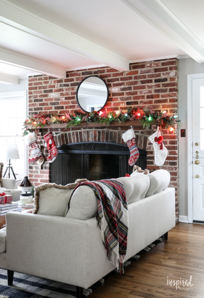 Family Room Christmas Decoration Ideas for unique and festive holiday decor #christmas #decorating #familyroom #livingroom #mantel #fireplace #decor #holiday #christmastree