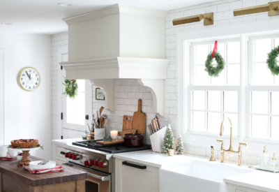 Festive and Beautiful Christmas Kitchen Decor Ideas #holiday #christmas #kitchen #decor #decorating #ideas