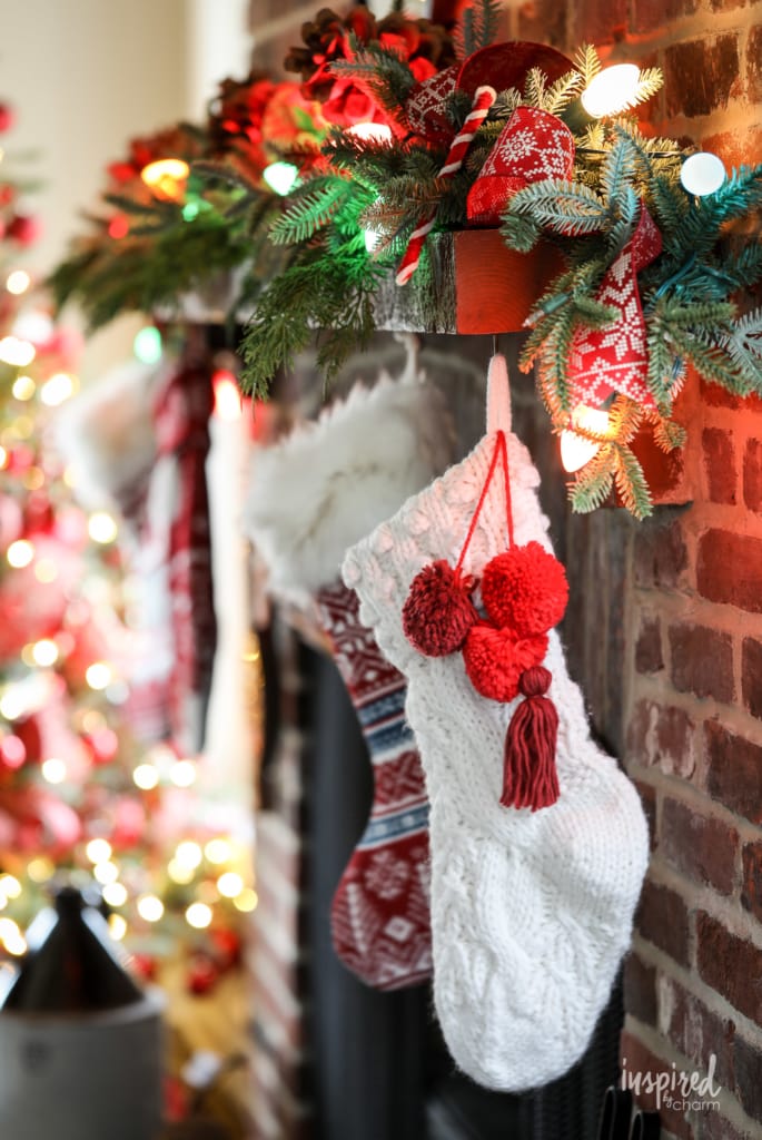 Family Room Christmas Decoration Ideas for unique and festive holiday decor #christmas #decorating #familyroom #livingroom #mantel #fireplace #decor #holiday #christmastree