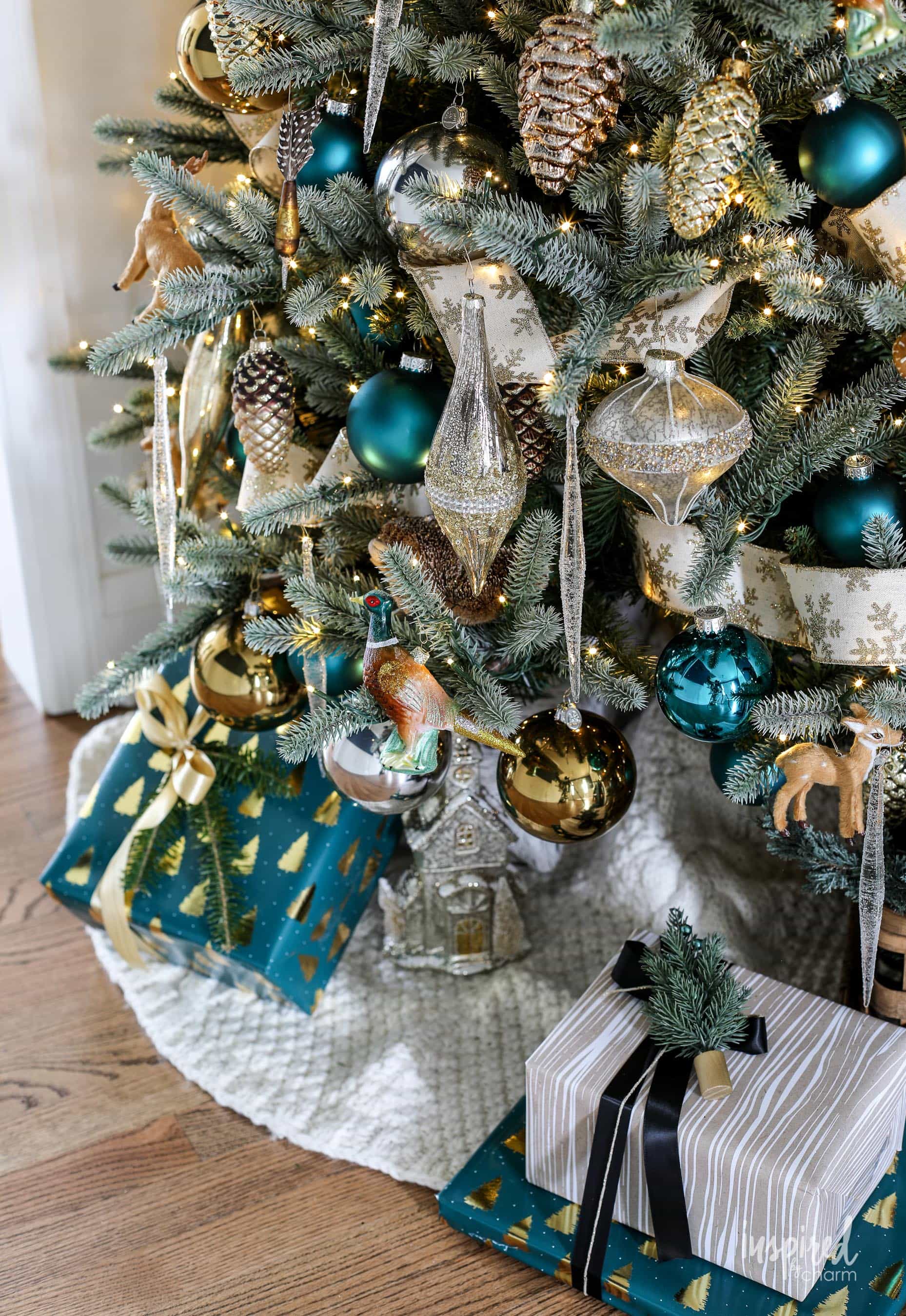 How to Decorate a Woodland Glam Christmas Tree #woodland #glam #christmas #tree #decor #holiday #decorating #christmastree