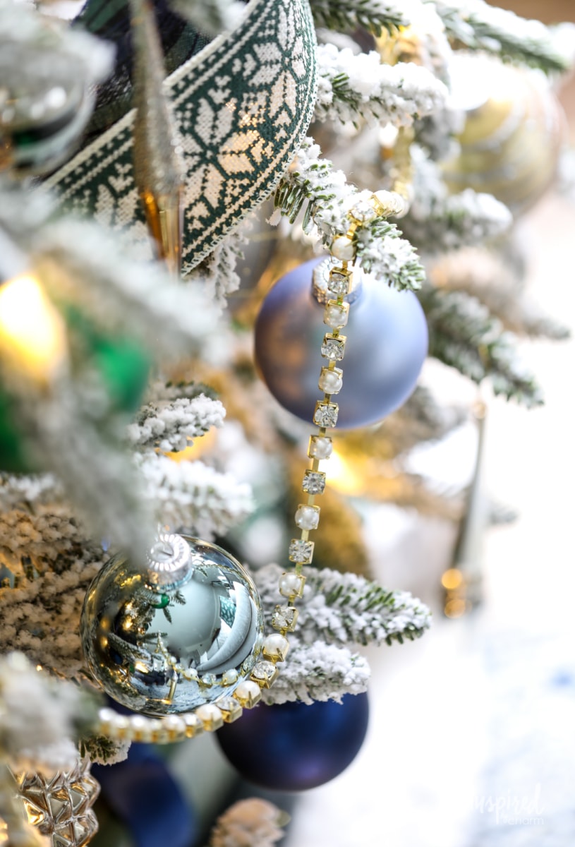 Green and Navy Christmas Tree Decor Ideas #christmas #tree #decor #navy #green #ornaments #decorating #holiday #christmastree