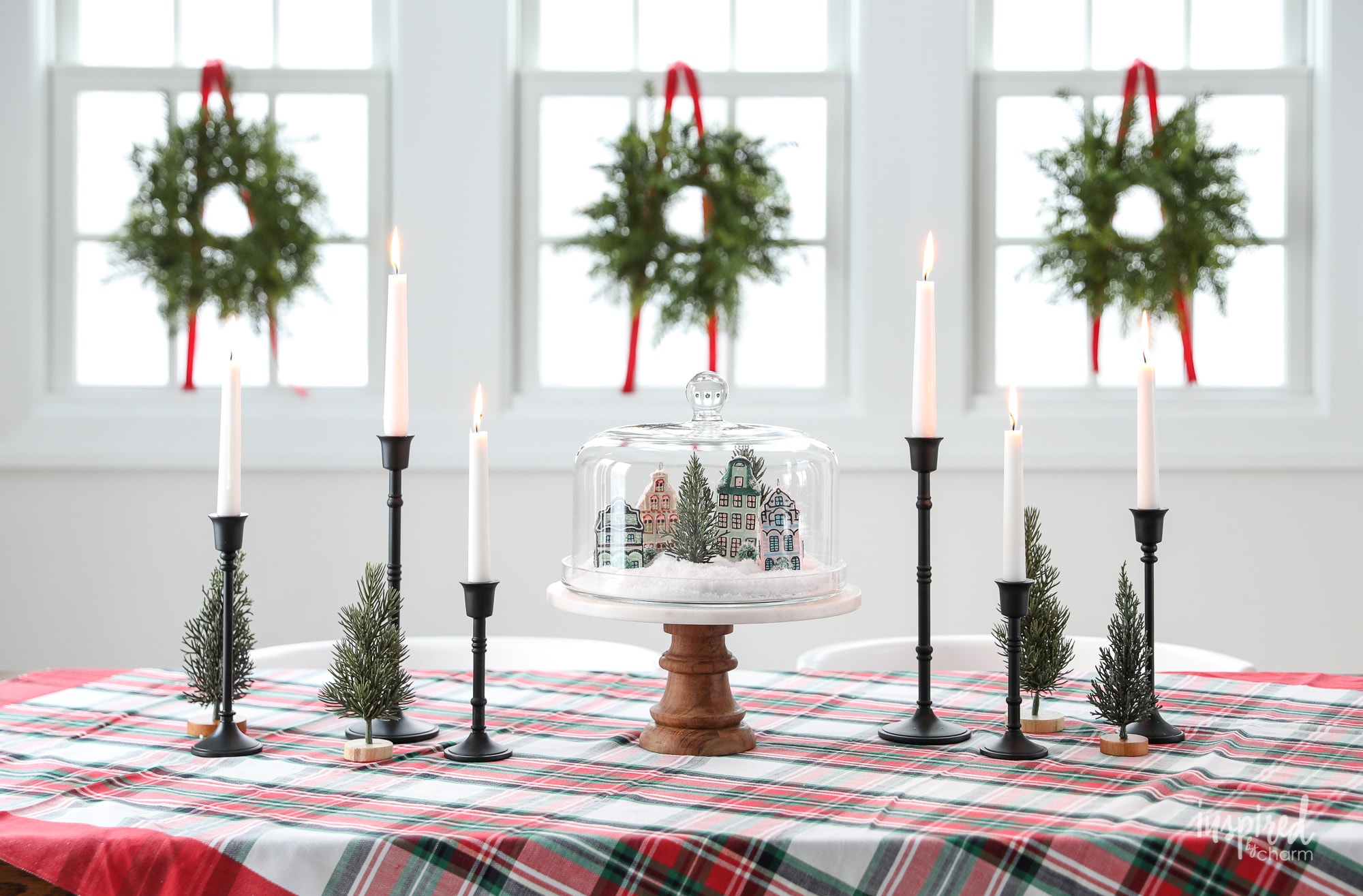 How to Create a Simple Christmas Centerpiece #christmas #centerpiece #table #decor #holiday #diningroom #decorations #tablescape
