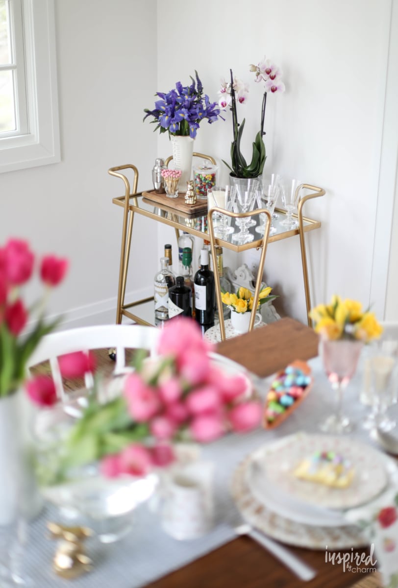 Floral-Inspired Easter Table Decor with colorful Easter Table Setting ideas! #easter #spring #tablesetting #tablescape #table #dining #decor #decorating