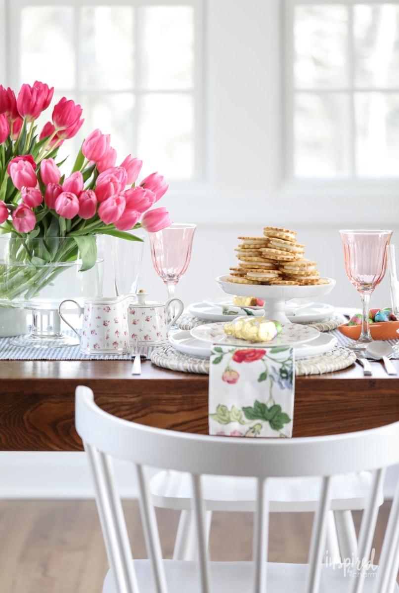 Floral-Inspired Easter Table Decor with colorful Easter Table Setting ideas! #easter #spring #tablesetting #tablescape #table #dining #decor #decorating