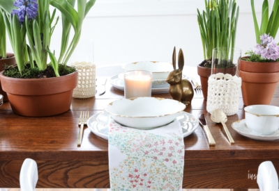 How to Create a Garden-Inspired Spring Tablescape #spring #tablescape #tablesetting #diningroom #decor #decorating #gold #floweringbulbs