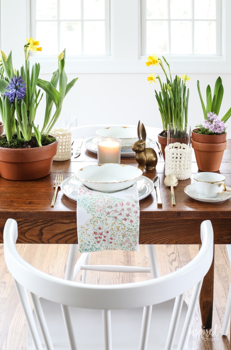 How to Create a Garden-Inspired Spring Tablescape #spring #tablescape #tablesetting #diningroom #decor #decorating #gold #floweringbulbs