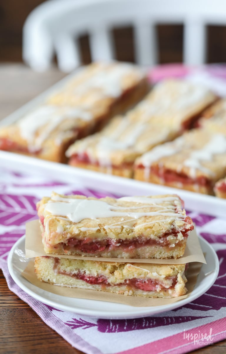 Delicious Strawberry Rhubarb Pie Bars #homemade #strawberry #rhubarb #pie #piebars #strawberryrhubarb #dessert #recipe
