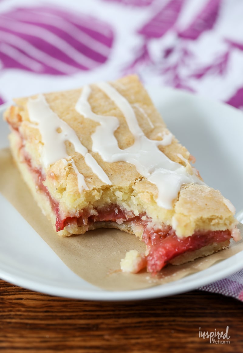 Delicious Strawberry Rhubarb Pie Bars #homemade #strawberry #rhubarb #pie #piebars #strawberryrhubarb #dessert #recipe