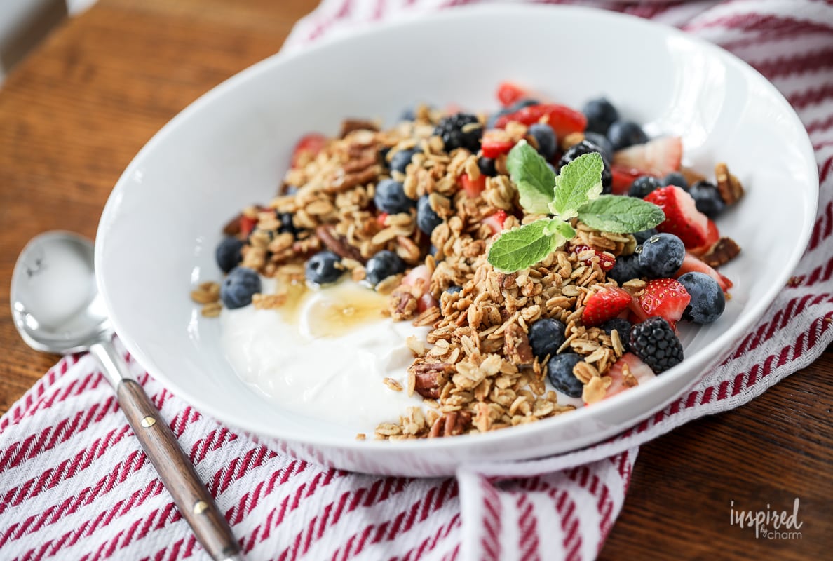 Yogurt with Granola Berries and Honey - Delicious and Easy Breakfast Idea #granola #honey #berries #breakfast #snack #easy #recipe