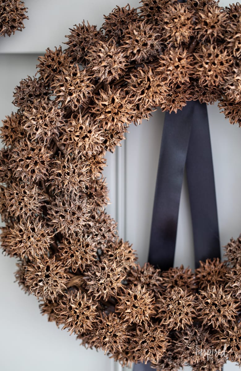 Foraged Fall Wreath with Sweetgum Balls #fall #decor #foraged #sweetgumballs #sweetgum #wreath #fallwreath #budgetdecor