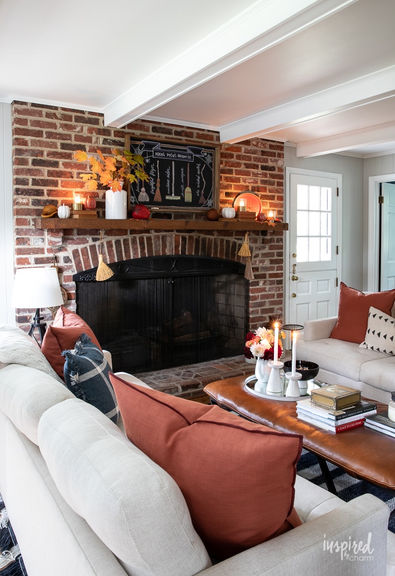 Cozy Fall Decor Ideas for Your Family Room #fall #decor #decorating #mantel #livingroom #familyroom #cozy #vintage #autumn #chalkboard