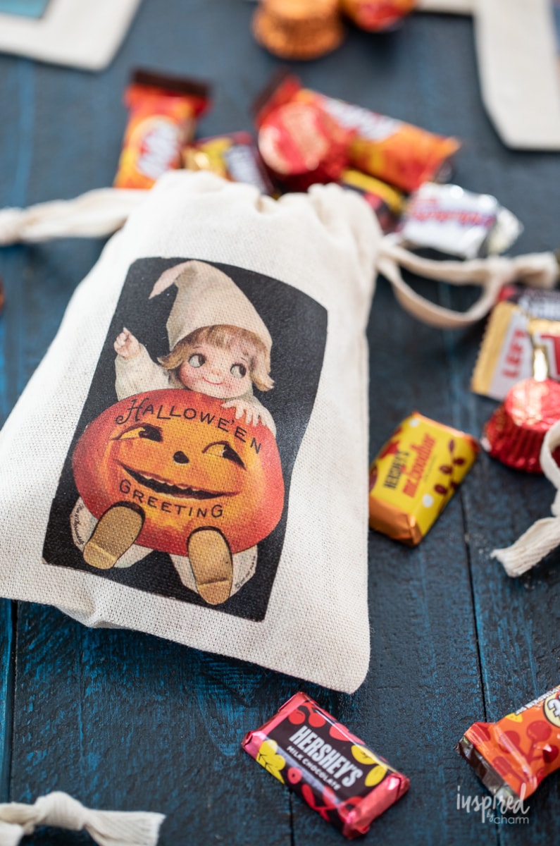 Vintage-Inspired Halloween Treat Bags #vintage #halloween #graphic #treat #treatbag #trickortreat #DIY