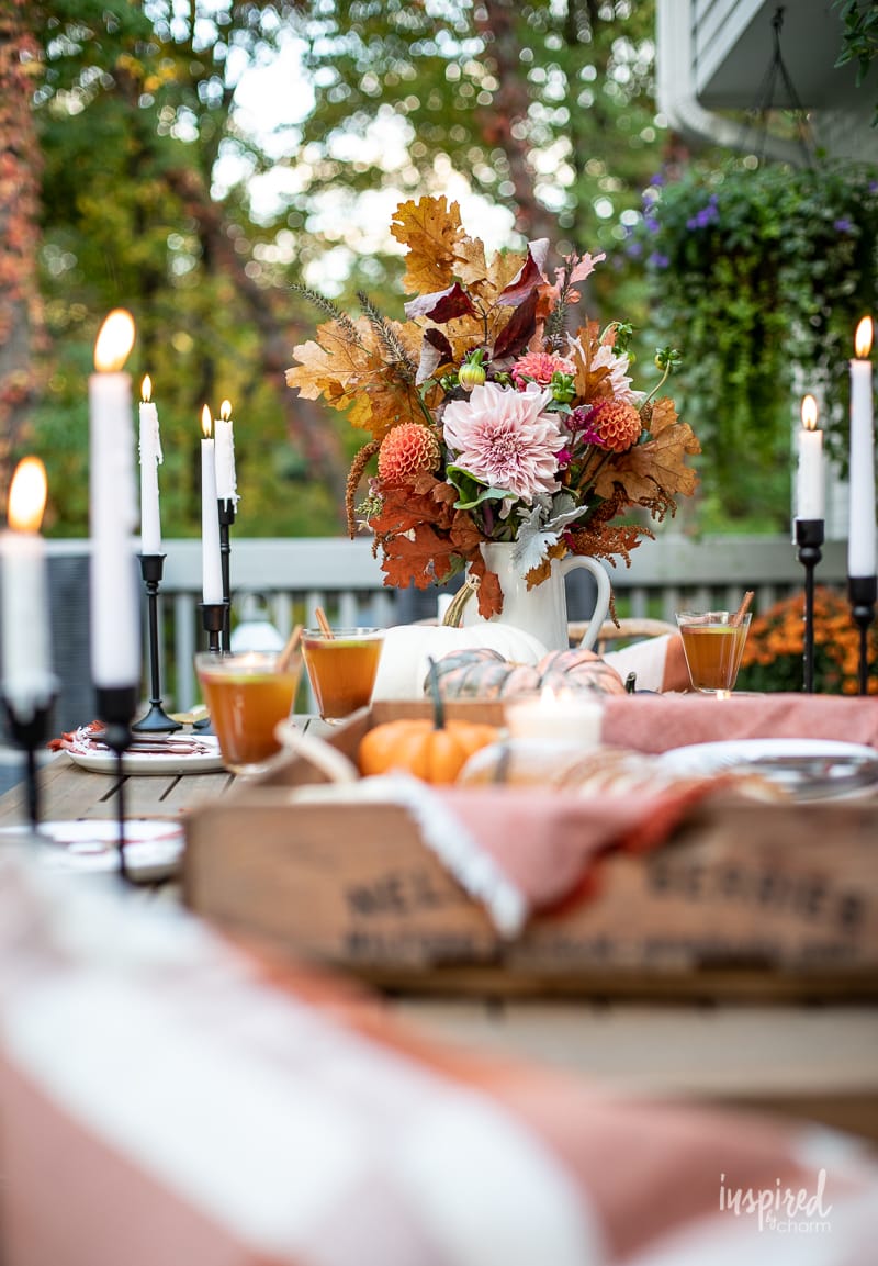 Autumn Al Fresco: Fall Candlelit Entertaining #alfresco #fall #fallentertaining #tablescape #tablesetting #candlelight #autumn #entertaining #falldecor 