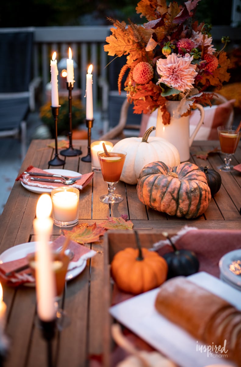 Autumn Al Fresco: Fall Candlelit Entertaining #alfresco #fall #fallentertaining #tablescape #tablesetting #candlelight #autumn #entertaining #falldecor 