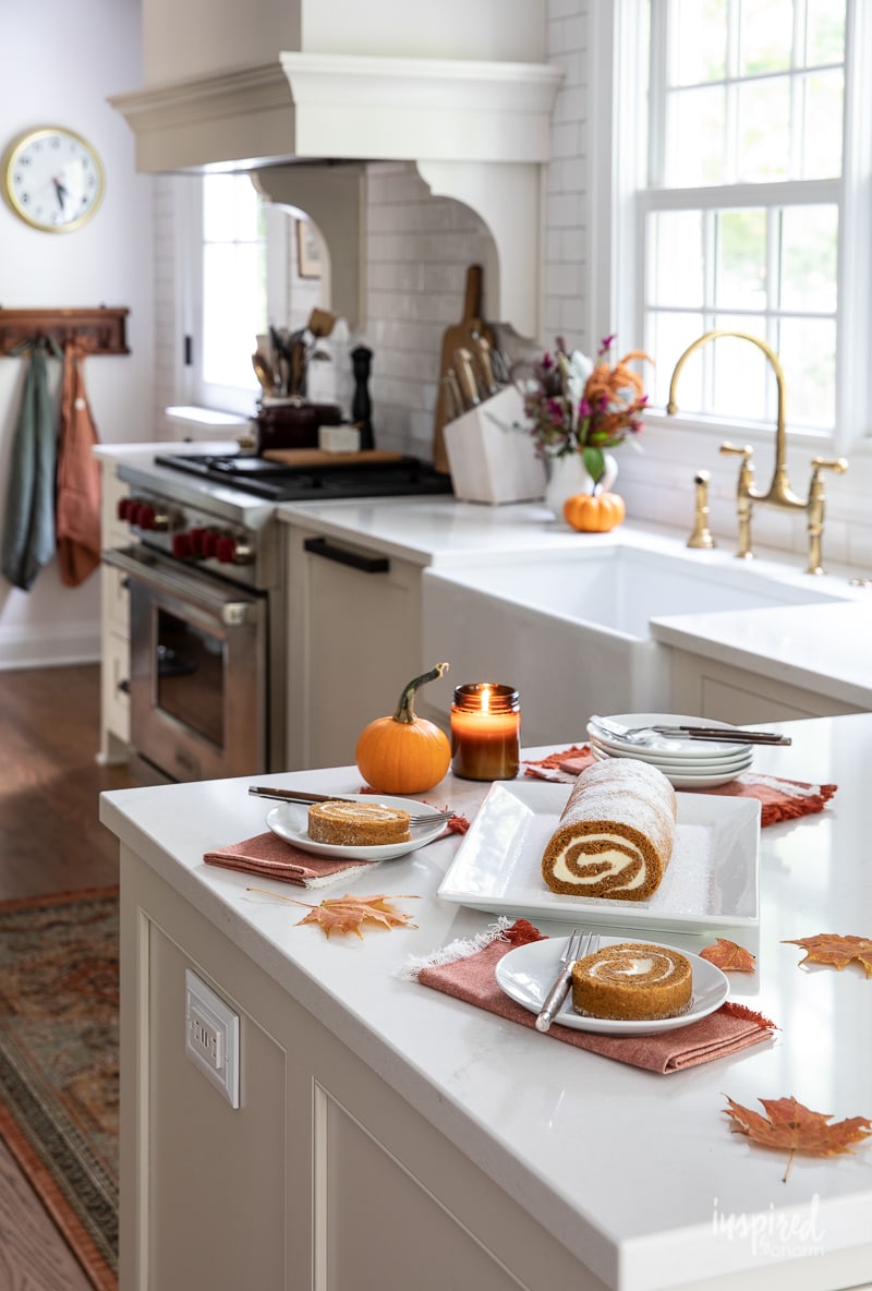 The Best Pumpkin Roll Recipe #pumpkinroll #pumpkinspice #dessert #cake #baking #fallbaking #fall #pumpkin