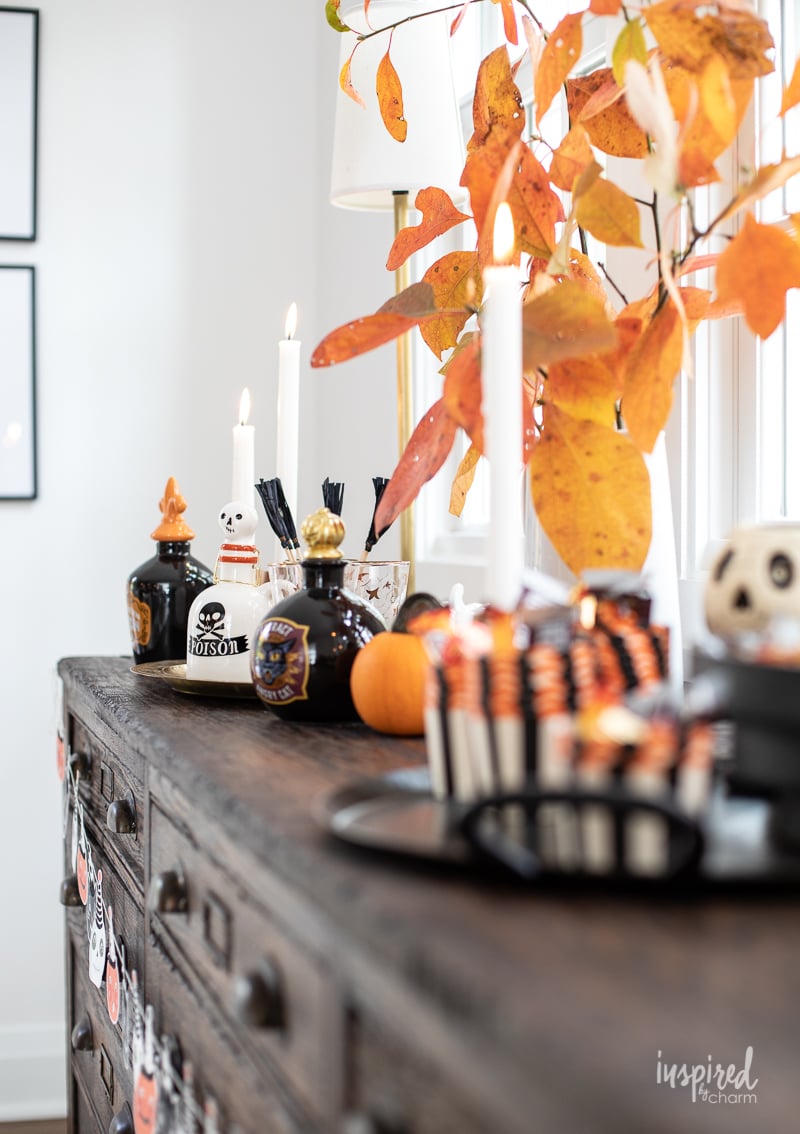 Vintage-Inspired Halloween Decorations / Tablescape #vintage #halloween #tablesetting #tablescape #vintagehalloween #decor #decorations