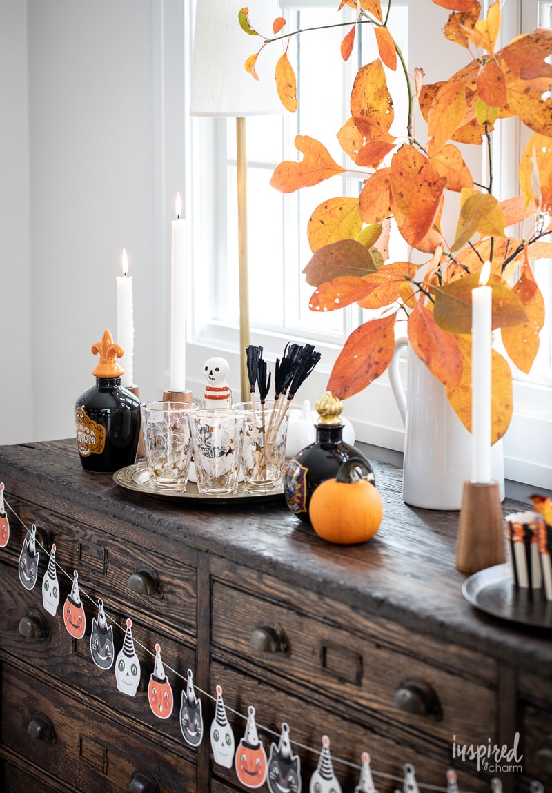 Vintage-Inspired Halloween Decorations / Tablescape #vintage #halloween #tablesetting #tablescape #vintagehalloween #decor #decorations