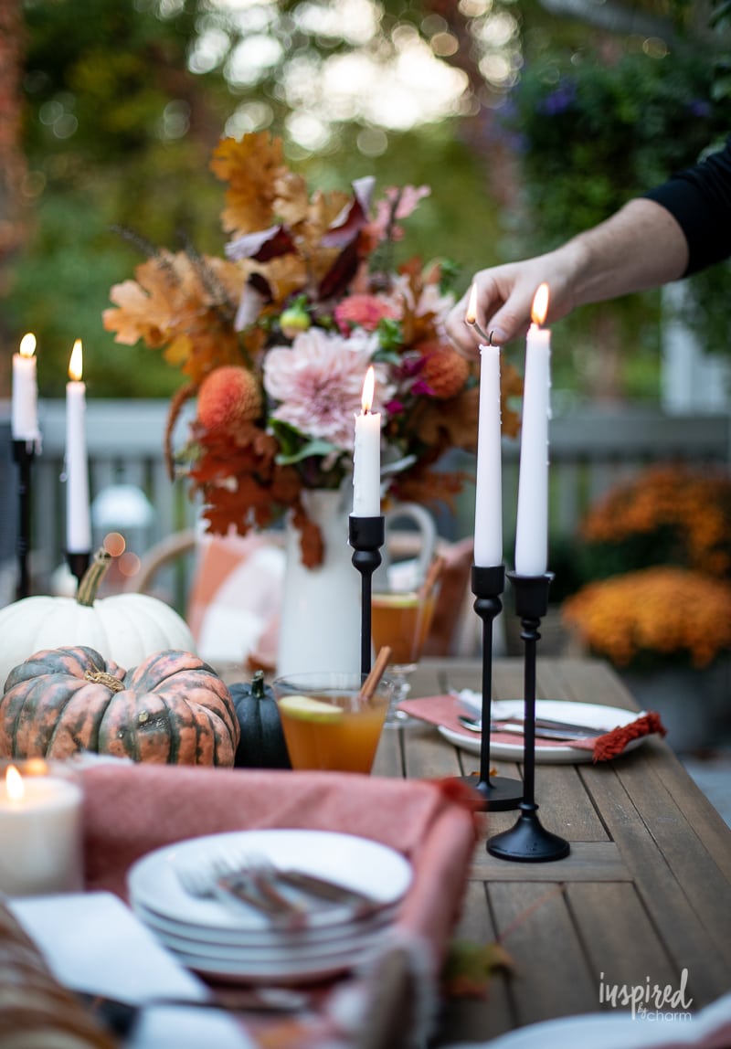 Autumn Al Fresco: Fall Candlelit Entertaining #alfresco #fall #fallentertaining #tablescape #tablesetting #candlelight #autumn #entertaining #falldecor