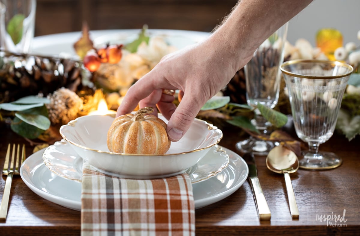 Cozy and Inviting Thanksgiving Table Decor #thanksgiving #tablescape #table #tablesetting #decor #decorations #falldecor #friendsgiving #diningroom