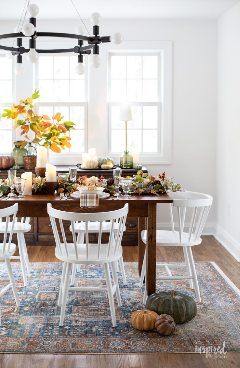 Cozy and Inviting Thanksgiving Table Decor #thanksgiving #tablescape #table #tablesetting #decor #decorations #falldecor #friendsgiving #diningroom