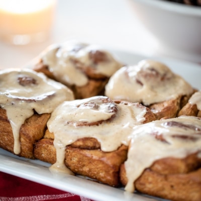 Gingerbread Cinnamon Rolls #gingerbread #cinnamonrolls #breakfast #holidaybaking #dessert #baking #recipe