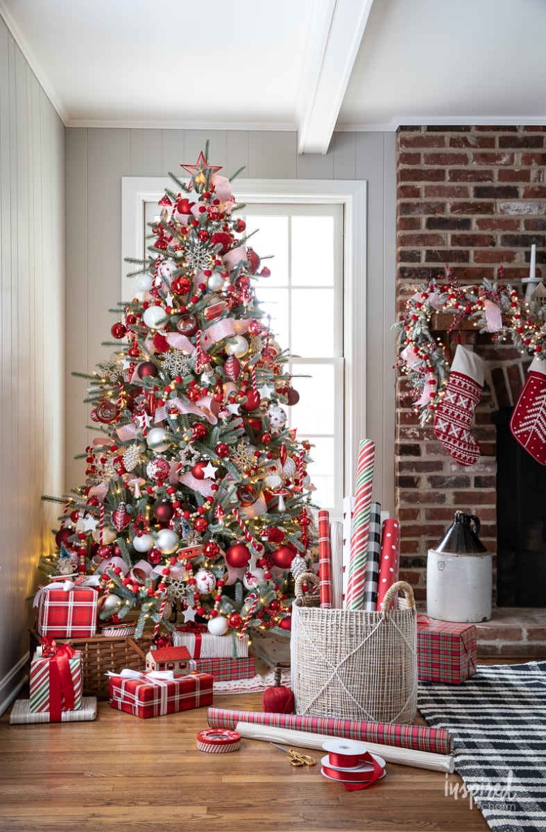 Red and White Christmas Tree #christmas #christmastree #tree #decor #decorating #holiday #christmastreedecor #ornaments 
